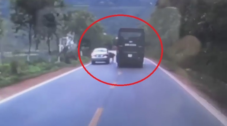 Oto con mop dau khi dam trung bo bang qua duong hinh anh