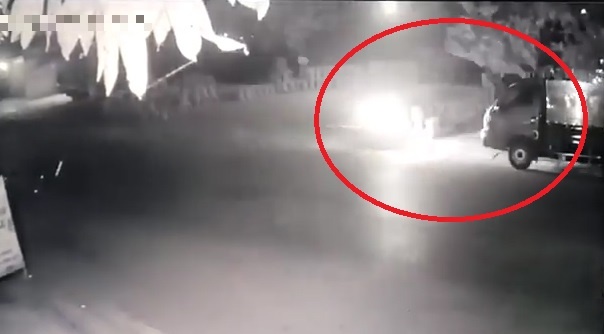 Xe may chay nguoc chieu dam truc dien xe tai do ven duong hinh anh