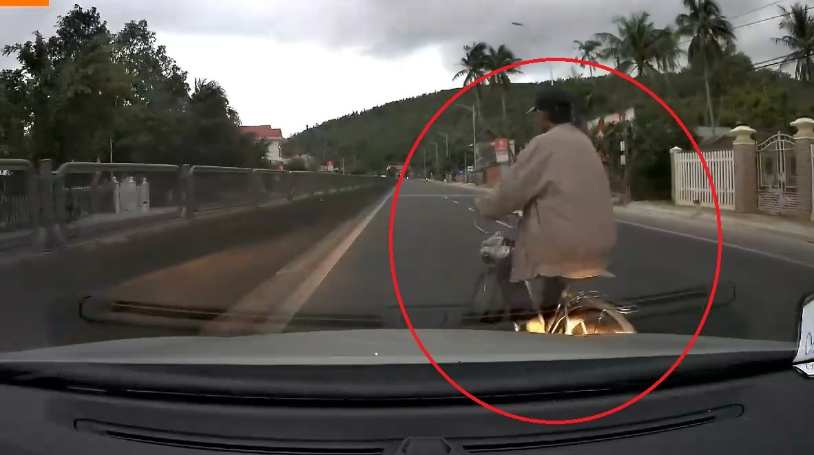 Tai xe oto phanh gap cuu cu ong di xe dap sang duong bat ngo hinh anh