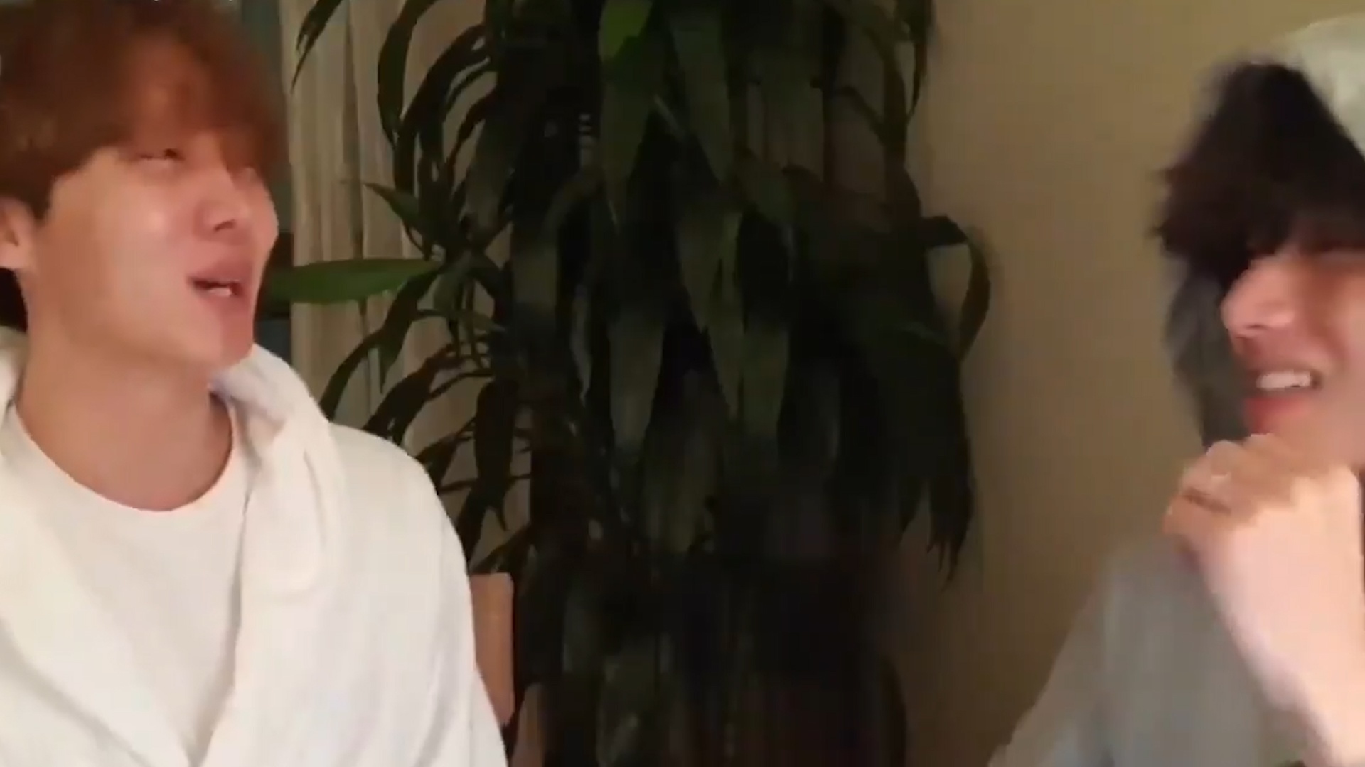 J-Hope bi V da trung dau tren san khau hinh anh