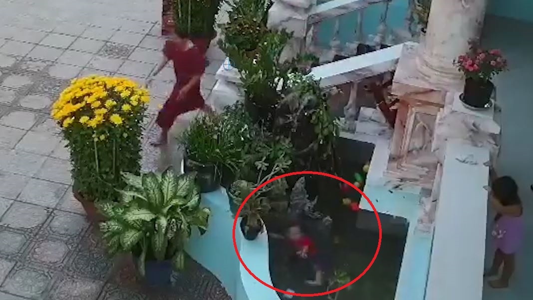 Be trai thoat chet khi nga vao be nuoc hinh anh