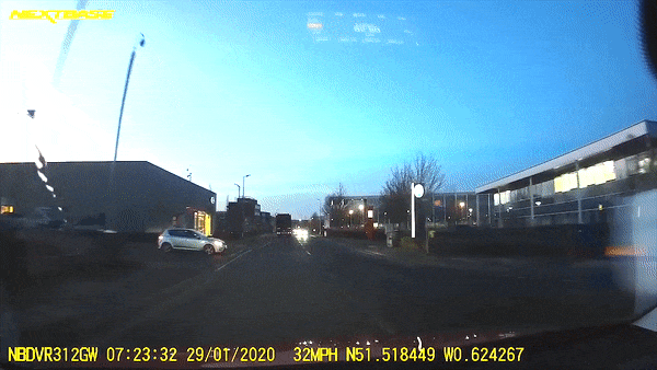 Oto va cham voi xe khac roi tong vao cot dien hinh anh