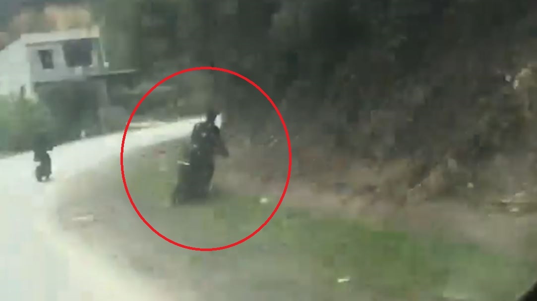 Lai xe may chay loang choang, lao thang vao vach nui hinh anh