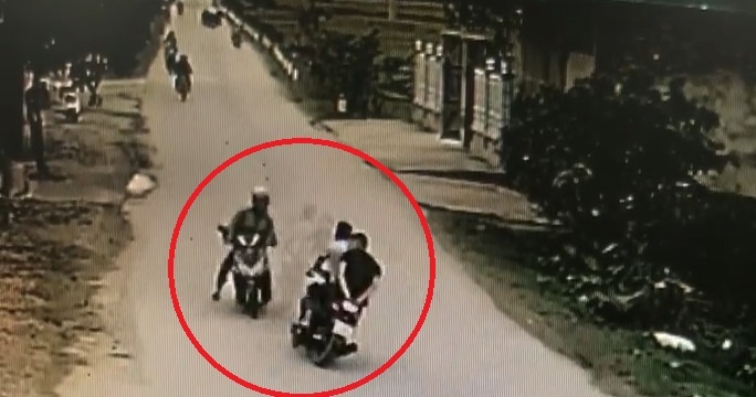 Thanh nien dau tran di xe may phong nhanh chay au dam vao xe khac hinh anh