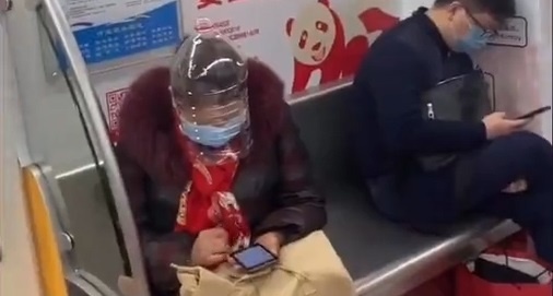 Nguoi phu nu Trung Quoc dung chai nhua doi dau de tranh virus corona hinh anh