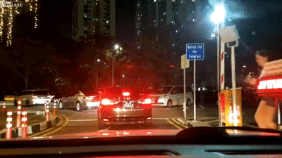 Co gai bi barie dap vao dau vi mai nhin dien thoai hinh anh