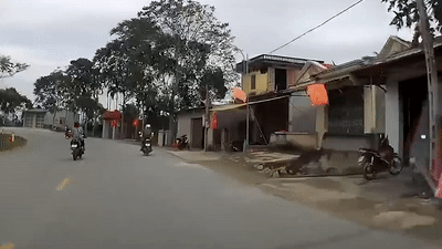 Lai xe may phong nhanh, om cua lao vao nha dan hinh anh