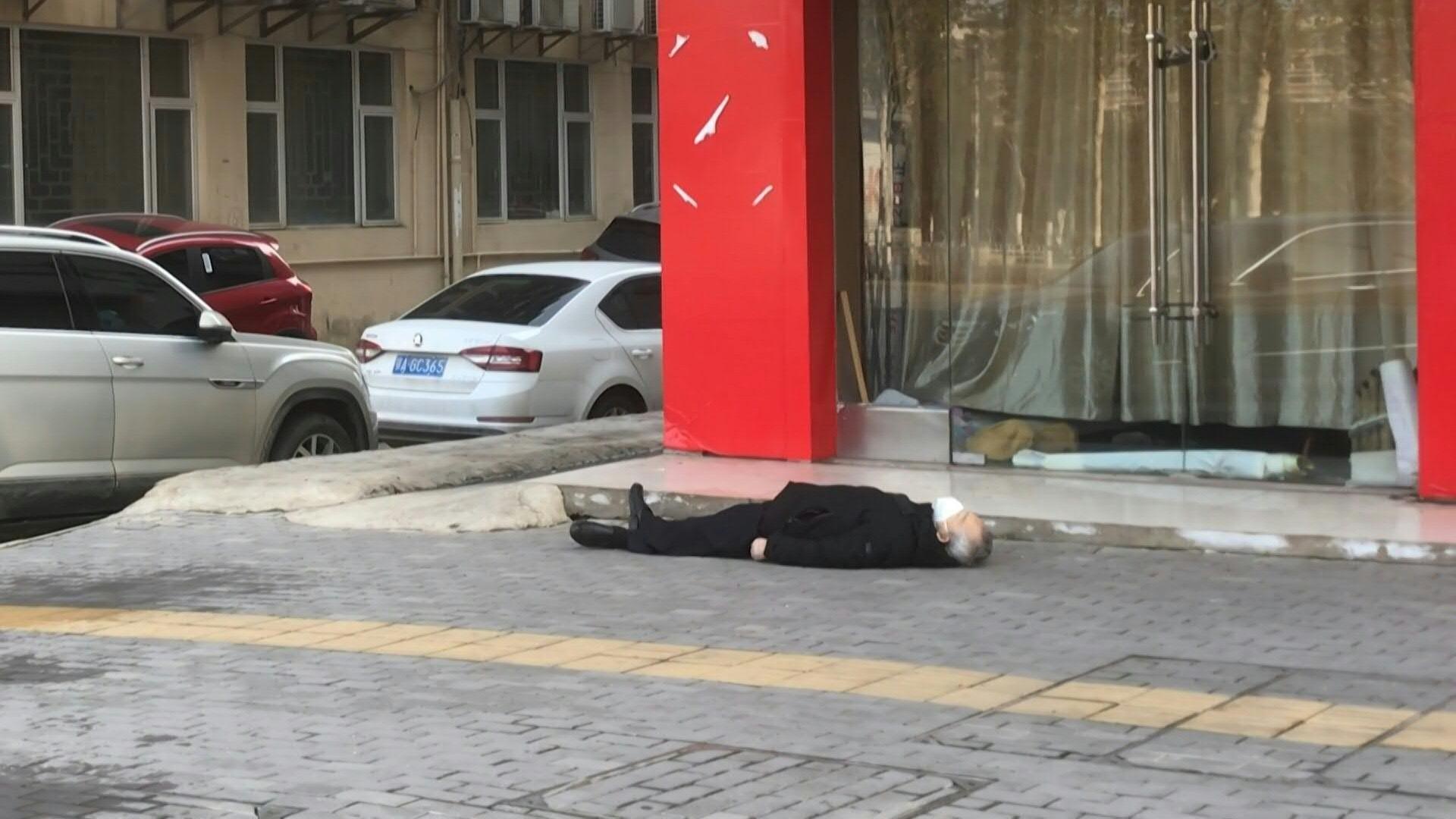 Nguoi dan ong nam chet tren via he o tam dich Vu Han hinh anh