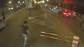 Tai xe dung xe di doi cac thanh sat dai phan cach sau tai nan hinh anh