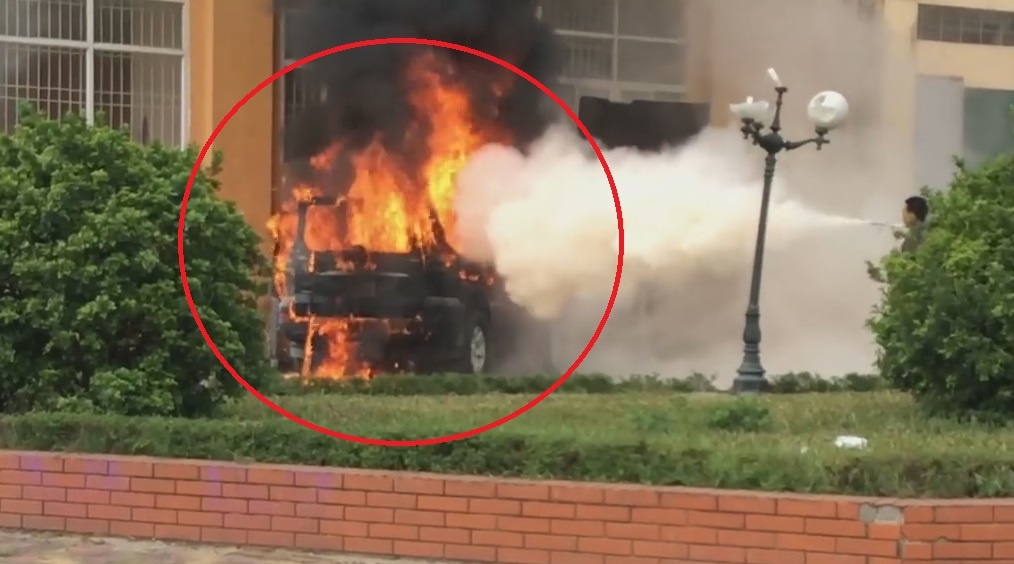 Oto bat ngo bat lua roi chay rui o Ha Noi hinh anh