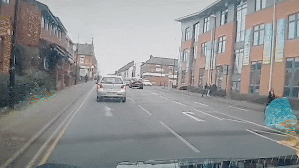 Hai thanh nien bi oto truy duoi va dam tren pho hinh anh