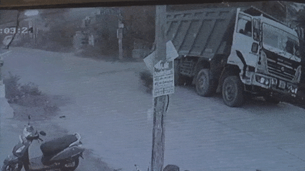 Tai xe may man thoat nan khi xe tai bi lat hinh anh