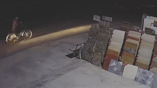 Nguoi dan ong bi tong 2 lan lien tiep khi dung giua duong hinh anh