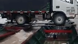 2 xuong may phoi hop cho xe tai tren song hinh anh