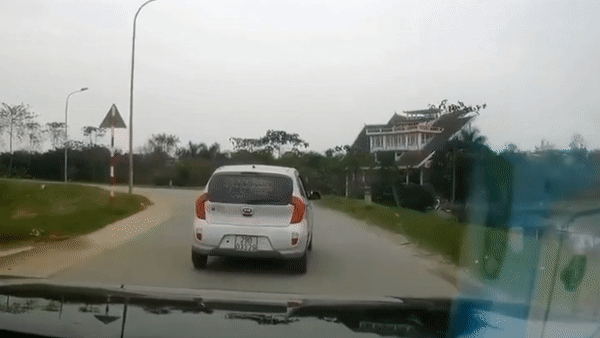 Oto lien tuc phanh gap, mat lai lao xuong ao o Ha Noi hinh anh