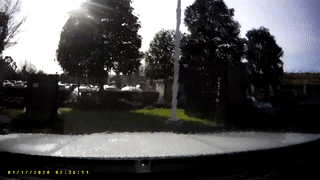 Nhan vien rua xe dieu khien oto dam vao cot dien hinh anh