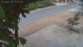 Phong nhanh vao cua gap, tai xe taxi drift nhu phim hanh dong hinh anh