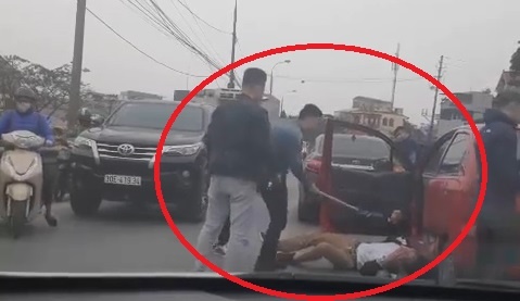 4 thanh nien dung tuyp sat danh tai xe oto giua pho o Ha Noi hinh anh