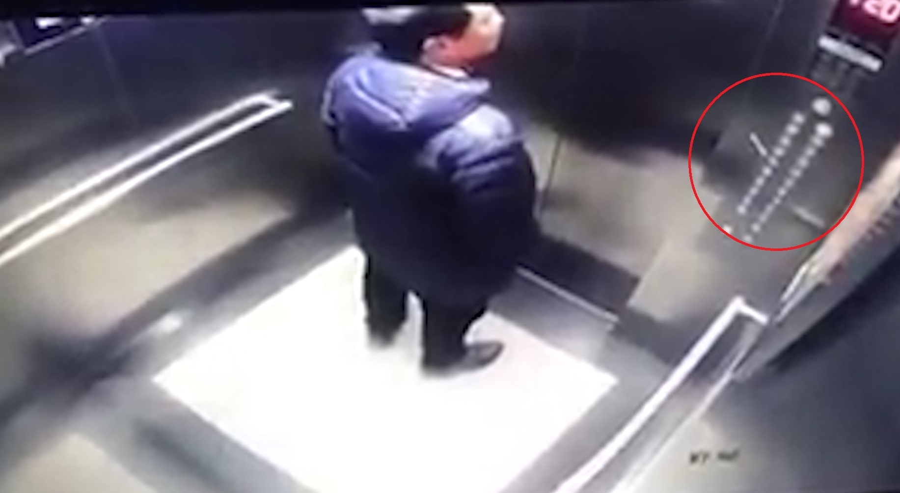 Nguoi dan ong khac nho vao nut bam thang may chung cu o Ha Noi hinh anh