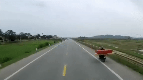 Nam thanh nien di xe may nguy kich khi nga truoc dau xe ben hinh anh