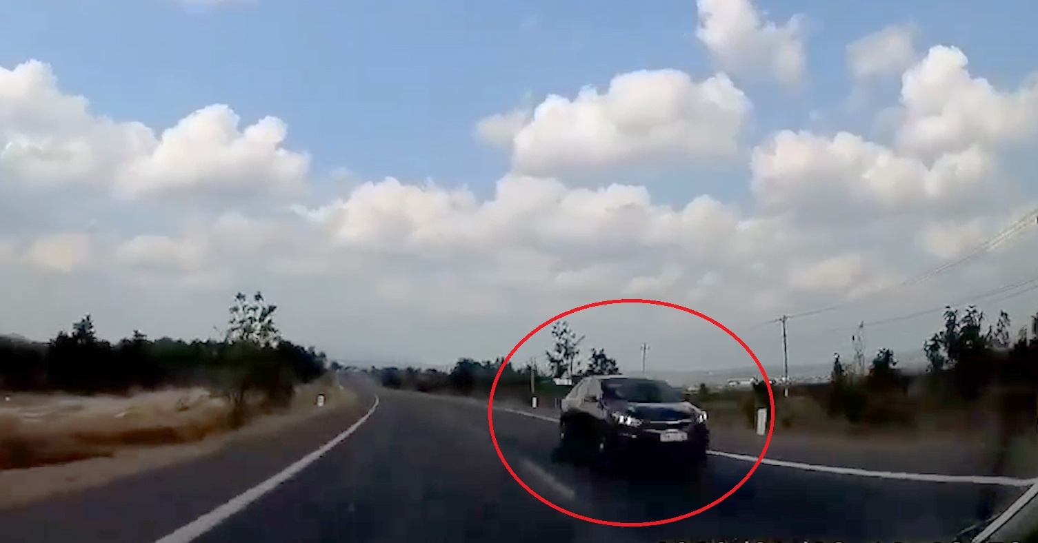 Tai xe oto danh lai tranh xe lao sang lan duong nguoc chieu hinh anh