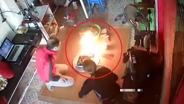 Ca nha loay hoay dap binh gas mini chay trong nha hinh anh