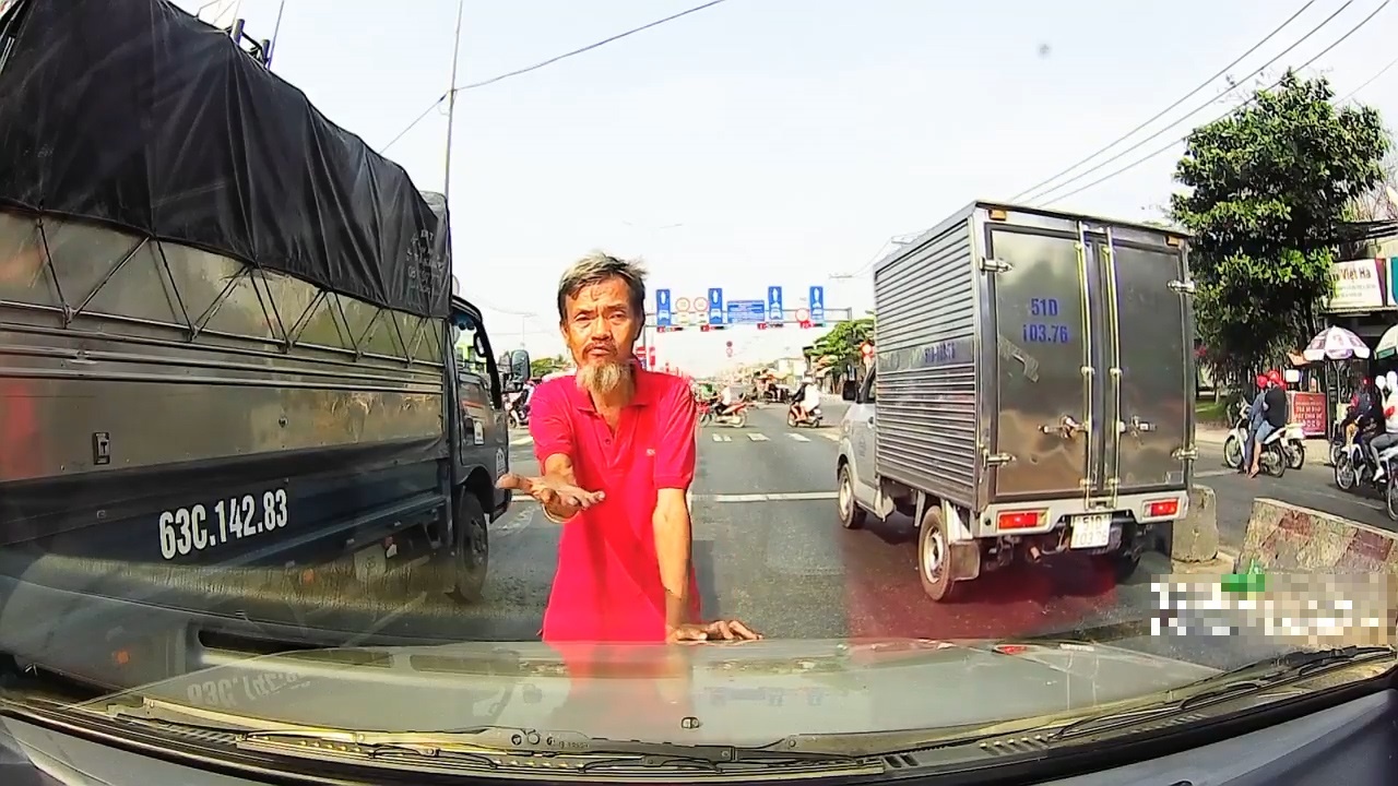 Cu ong say ruou chan dau oto giua duong de xin tien hinh anh