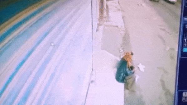 Nguoi dan ong may man thoat chet sau khi bi oto tong truc dien hinh anh