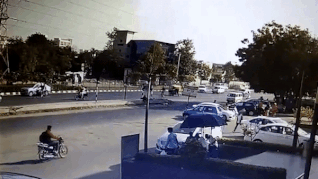 Xe mat lai, lao vao dai phan cach vi chay toc do cao hinh anh