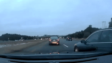 Xe mat lai tong vao bui cay vi bi oto lan lan de gianh duong di hinh anh