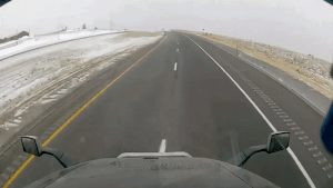 Container mat lai truot sang lan khac vi duong tron hinh anh