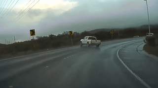 Duong tron truot, oto ban tai mat lai lao xuong doc hinh anh