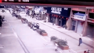 Nguoi phu nu nem phao hoa vao ho gas gay no hinh anh