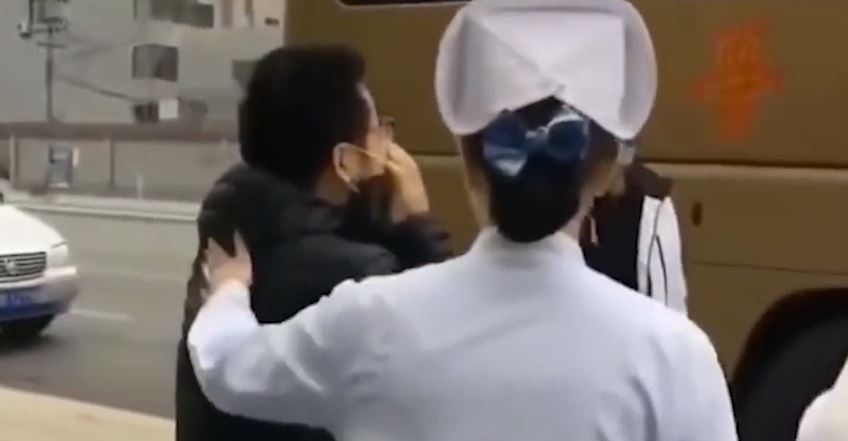 Nguoi dan ong oa khoc tien vo den Vu Han ho tro doi pho virus corona hinh anh