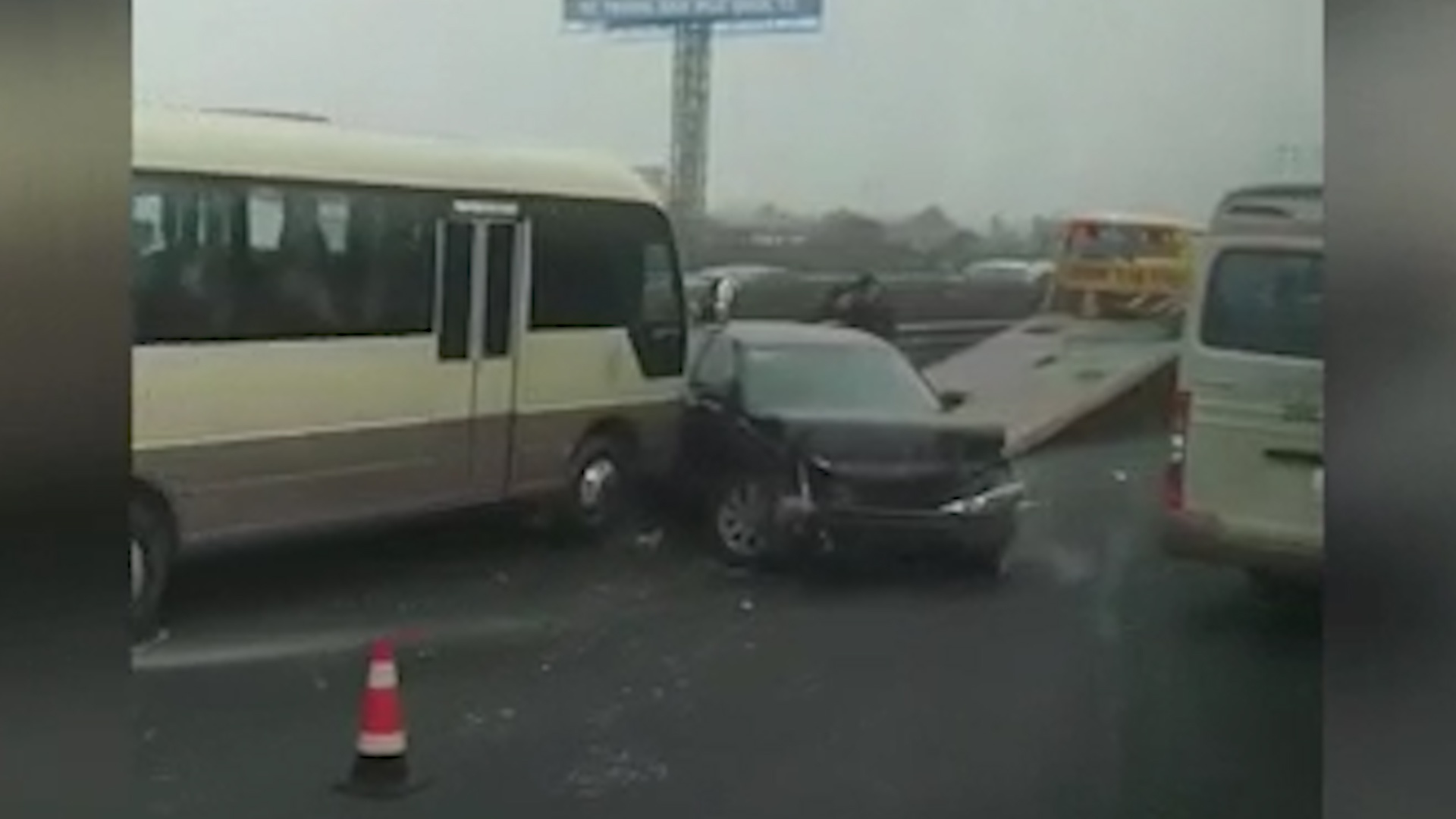 Xe khach tong oto con xoay ngang tren cao toc Phap Van hinh anh