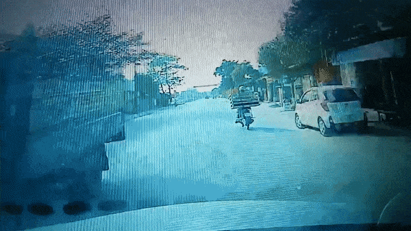 Nam thanh nien di xe SH qua duong khong quan sat bi oto tong trung hinh anh