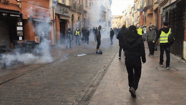 Canh sat Phap dung dui cui tran ap nguoi bieu tinh hinh anh