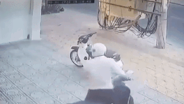 Nam tai xe trom mu bao hiem de doi cho ban gai hinh anh