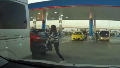 Co gai dung chan day oto cua nguoi khac vi bi chan duong di hinh anh