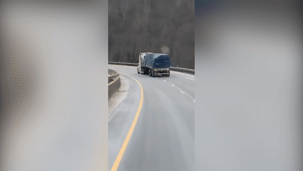 Xe container chao dao roi lat nhao khi om cua hinh anh