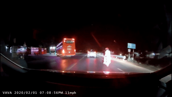 Lai xe voi toc do cao, nam thanh nien tong vao xe khac dang qua duong hinh anh