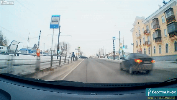 Oto phong nhanh tong vao xe khac, mot nguoi dan ong bay ra khoi xe hinh anh