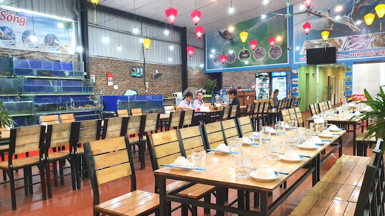 Xe om cong nghe vang khach, giao do an dat hang vi virus corona hinh anh