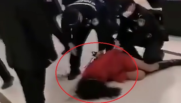 Nguoi phu nu bi loi khoi sieu thi Trung Quoc vi khong deo khau trang hinh anh