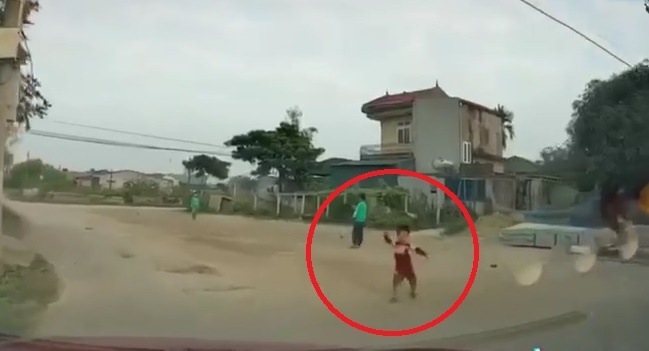 Be trai cam da nem vao kinh oto hinh anh