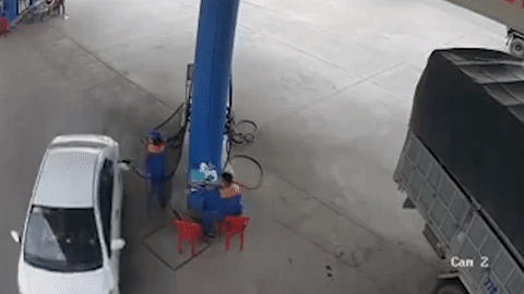 Oto keo dut voi bom, quat nga nhan vien cay xang hinh anh