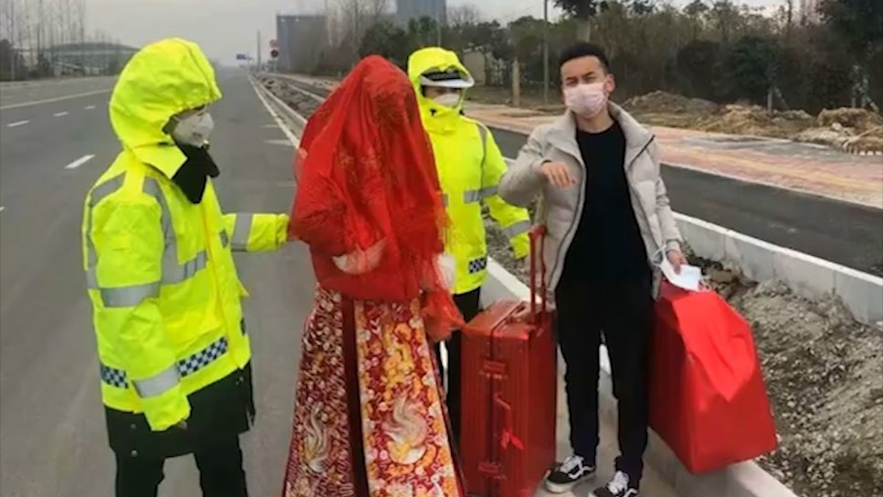 Chu re Trung Quoc di bo don dau giua luc dich benh hoanh hanh hinh anh