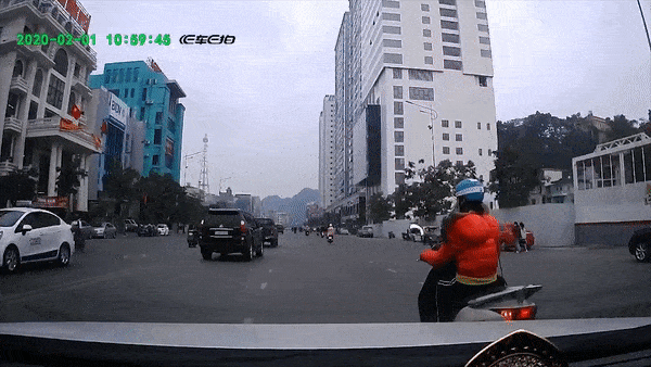 Sang duong thieu quan sat nguoi phu nu bi oto huc tu phia sau hinh anh