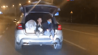 Hai dua tre ngoi trong cop oto khi xe dang chay hinh anh