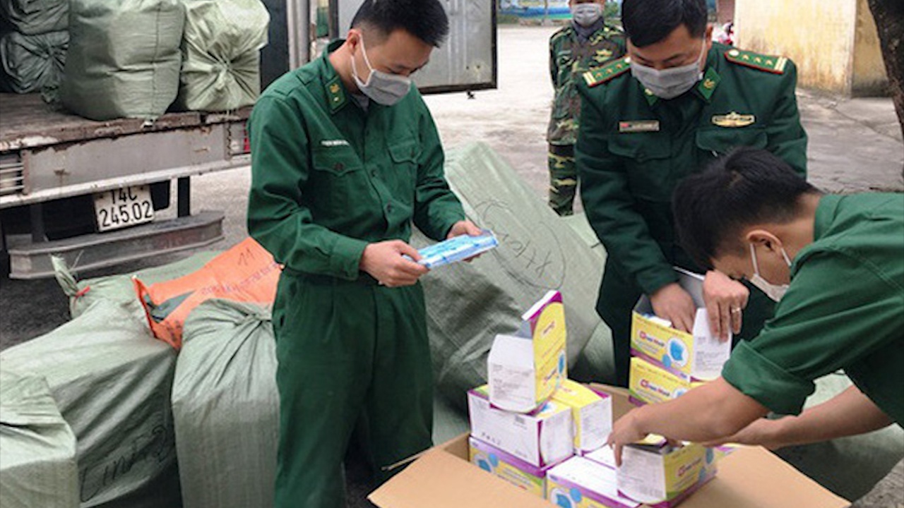 Tam giu so luong lon khau trang chuan bi xuat lau sang Trung Quoc hinh anh